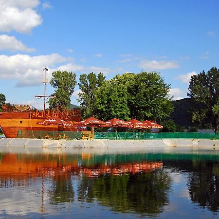Hotel Dixon So Vstupom Do Bazena A Virivky Zdarma - Free Entrance To Pool And Jacuzzi Included Банська Бистриця Екстер'єр фото