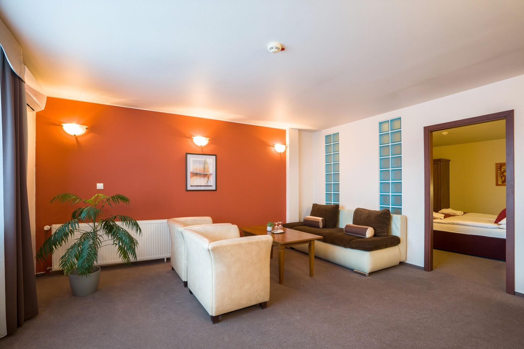 Hotel Dixon So Vstupom Do Bazena A Virivky Zdarma - Free Entrance To Pool And Jacuzzi Included Банська Бистриця Екстер'єр фото