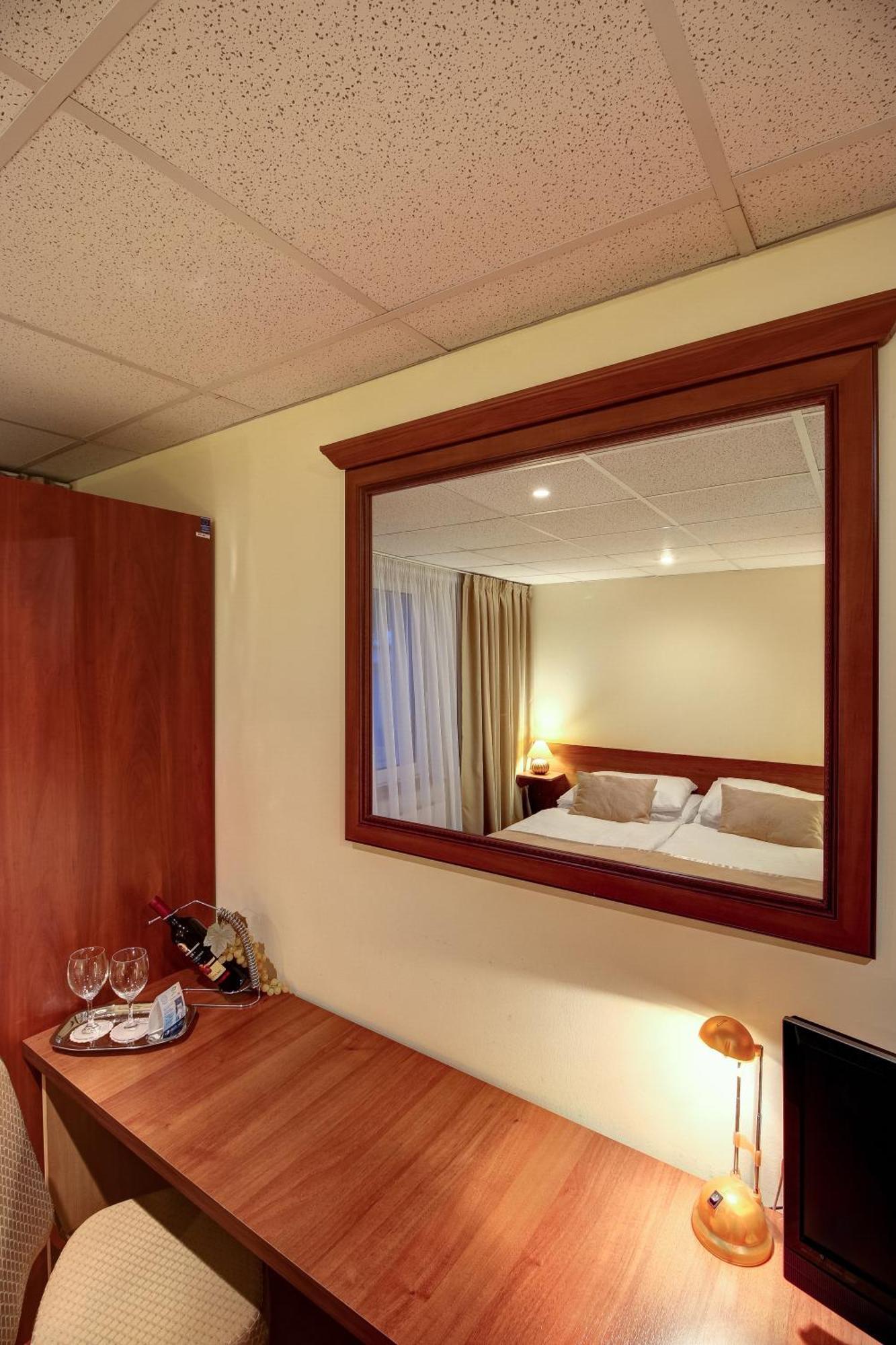 Hotel Dixon So Vstupom Do Bazena A Virivky Zdarma - Free Entrance To Pool And Jacuzzi Included Банська Бистриця Екстер'єр фото