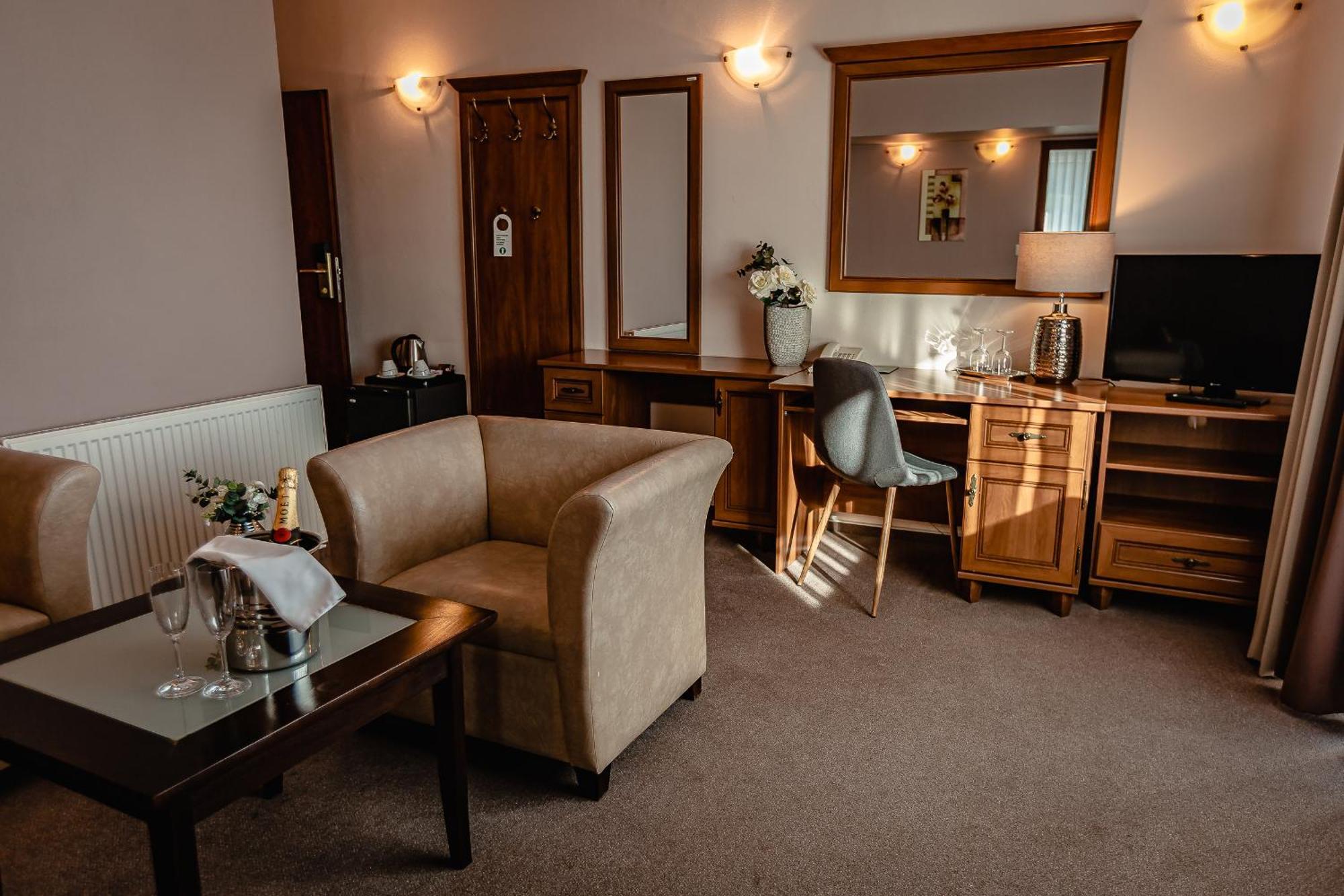 Hotel Dixon So Vstupom Do Bazena A Virivky Zdarma - Free Entrance To Pool And Jacuzzi Included Банська Бистриця Екстер'єр фото