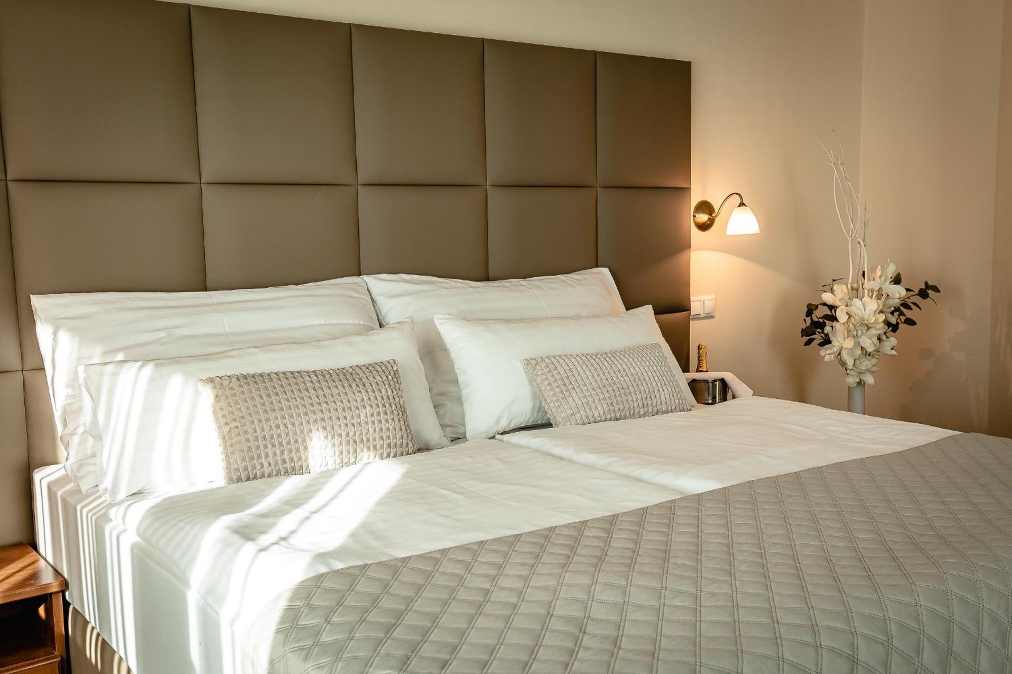 Hotel Dixon So Vstupom Do Bazena A Virivky Zdarma - Free Entrance To Pool And Jacuzzi Included Банська Бистриця Екстер'єр фото