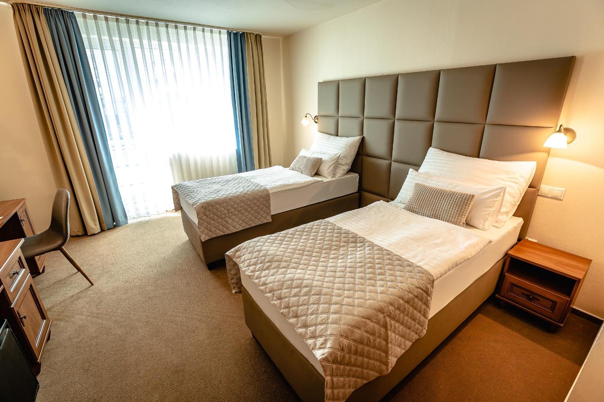 Hotel Dixon So Vstupom Do Bazena A Virivky Zdarma - Free Entrance To Pool And Jacuzzi Included Банська Бистриця Екстер'єр фото