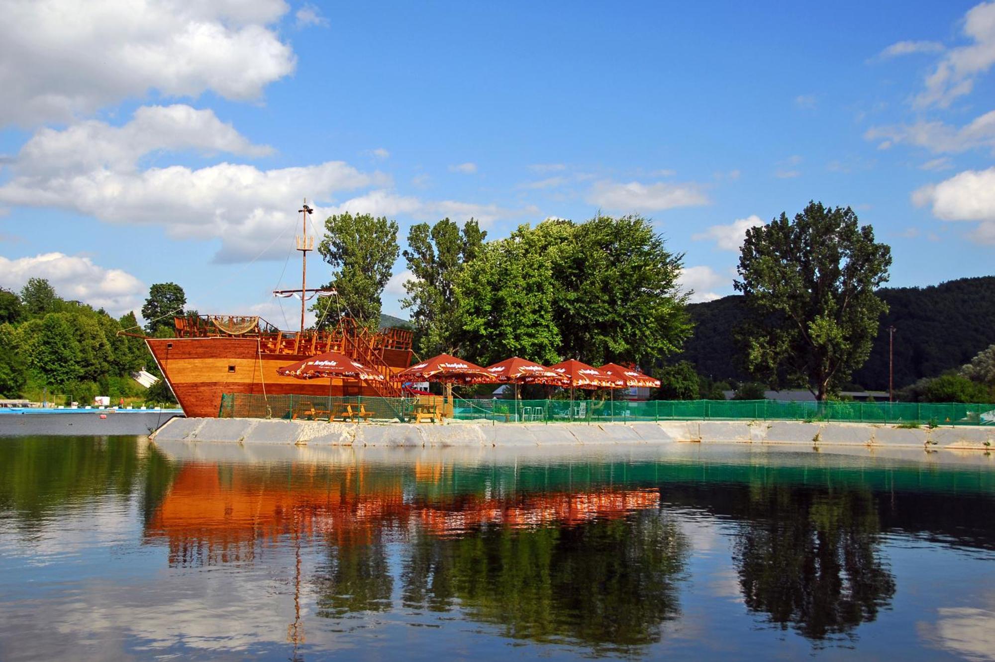 Hotel Dixon So Vstupom Do Bazena A Virivky Zdarma - Free Entrance To Pool And Jacuzzi Included Банська Бистриця Екстер'єр фото