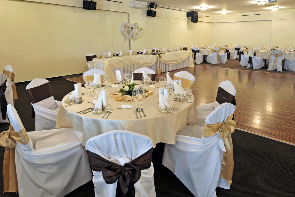 Hotel Dixon So Vstupom Do Bazena A Virivky Zdarma - Free Entrance To Pool And Jacuzzi Included Банська Бистриця Екстер'єр фото