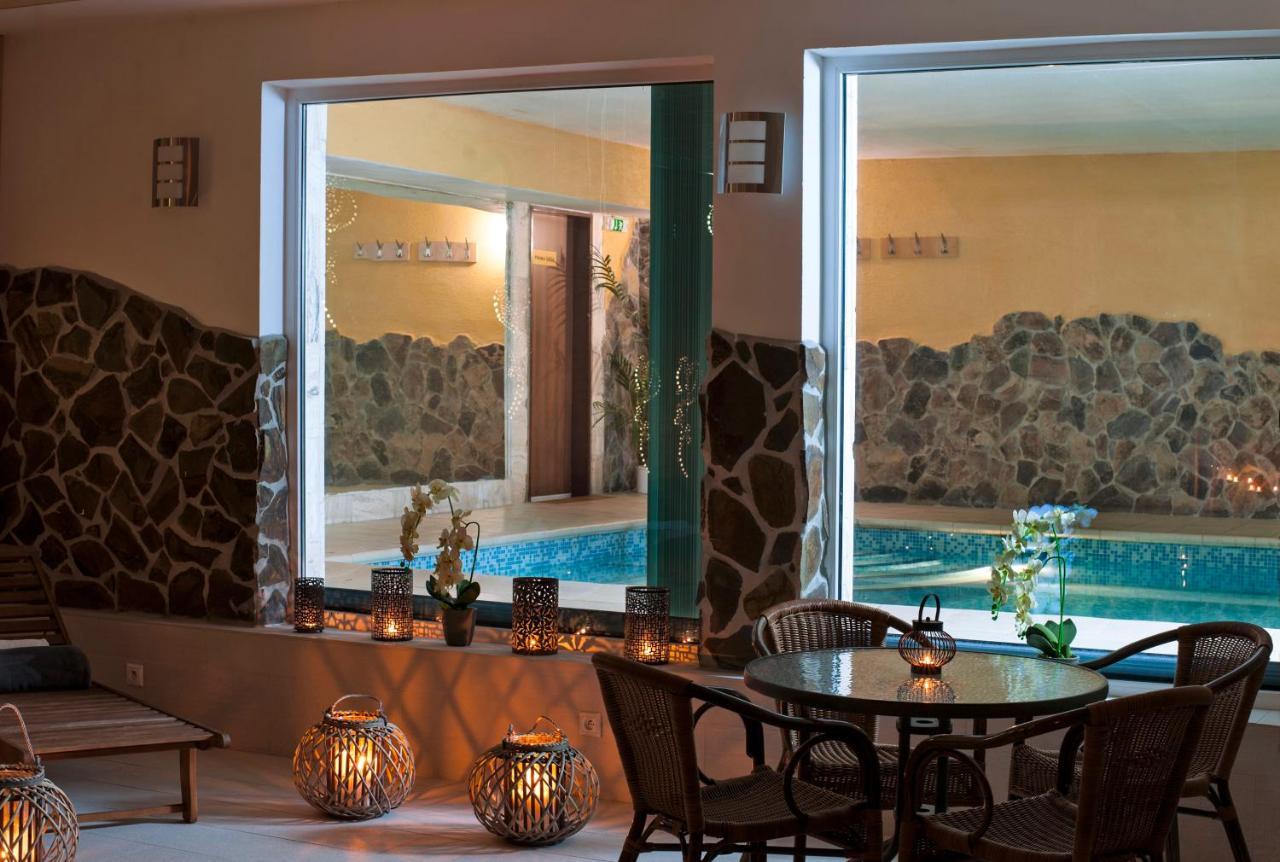 Hotel Dixon So Vstupom Do Bazena A Virivky Zdarma - Free Entrance To Pool And Jacuzzi Included Банська Бистриця Екстер'єр фото