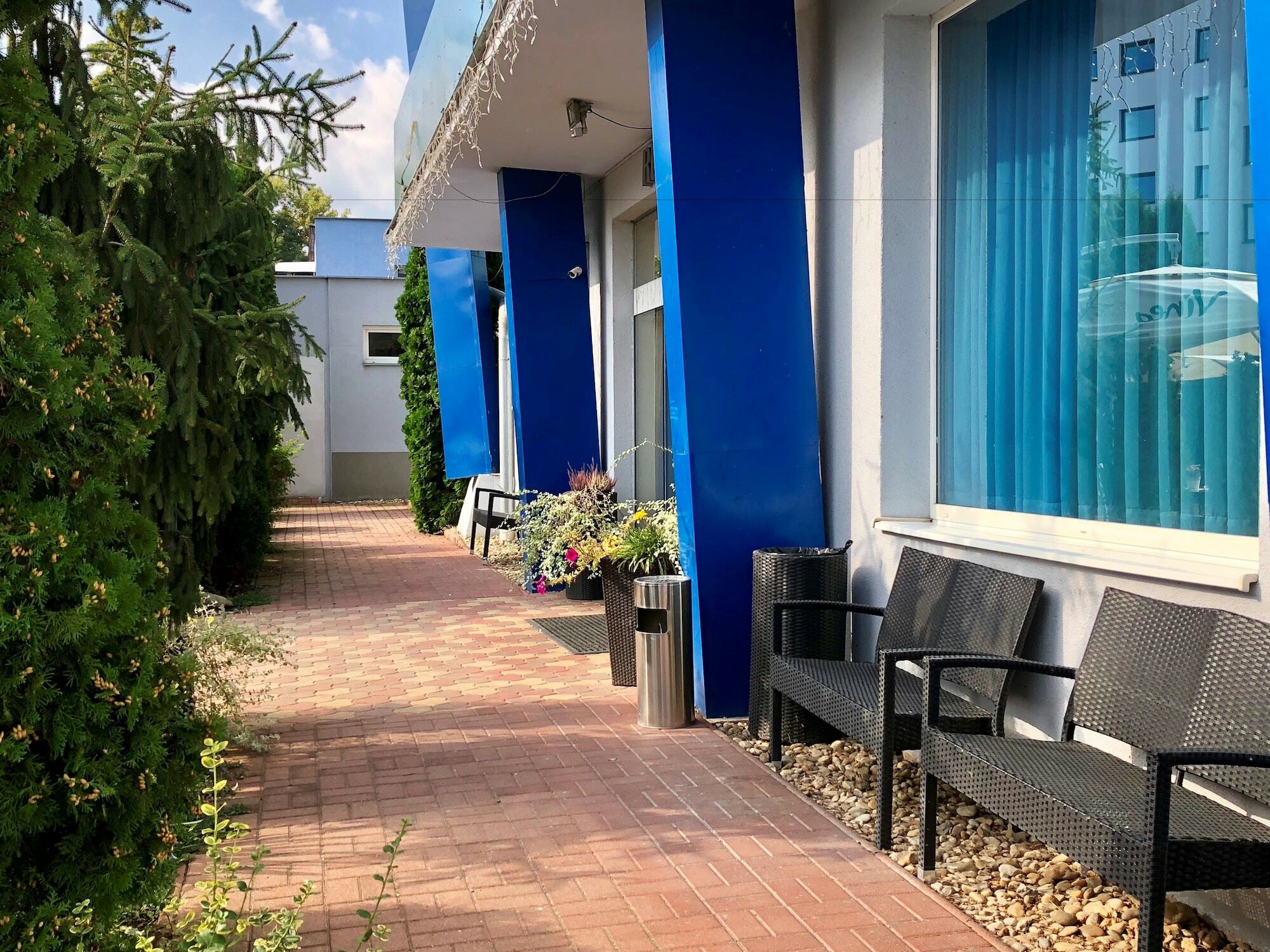 Hotel Dixon So Vstupom Do Bazena A Virivky Zdarma - Free Entrance To Pool And Jacuzzi Included Банська Бистриця Екстер'єр фото
