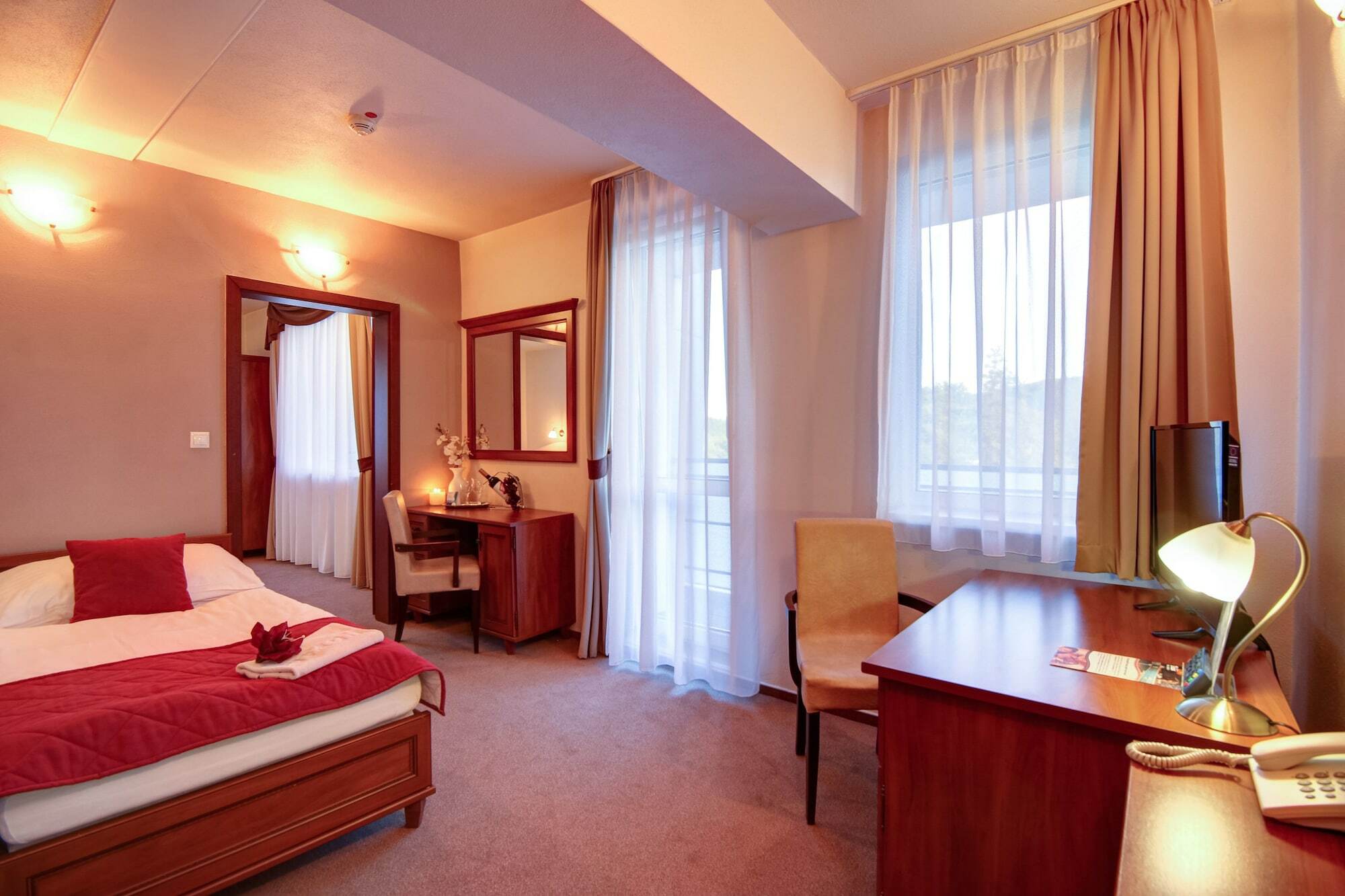 Hotel Dixon So Vstupom Do Bazena A Virivky Zdarma - Free Entrance To Pool And Jacuzzi Included Банська Бистриця Екстер'єр фото