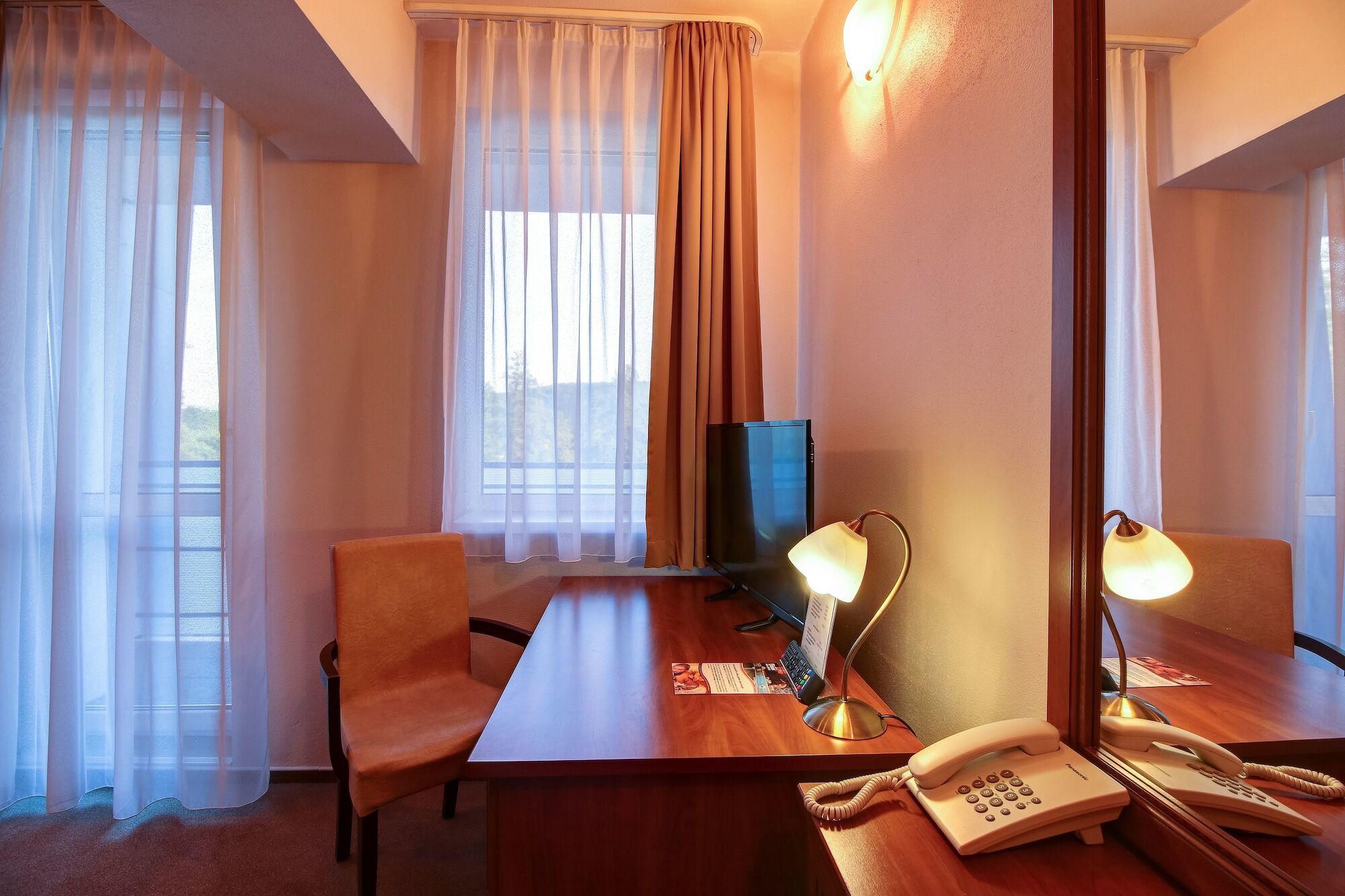 Hotel Dixon So Vstupom Do Bazena A Virivky Zdarma - Free Entrance To Pool And Jacuzzi Included Банська Бистриця Екстер'єр фото