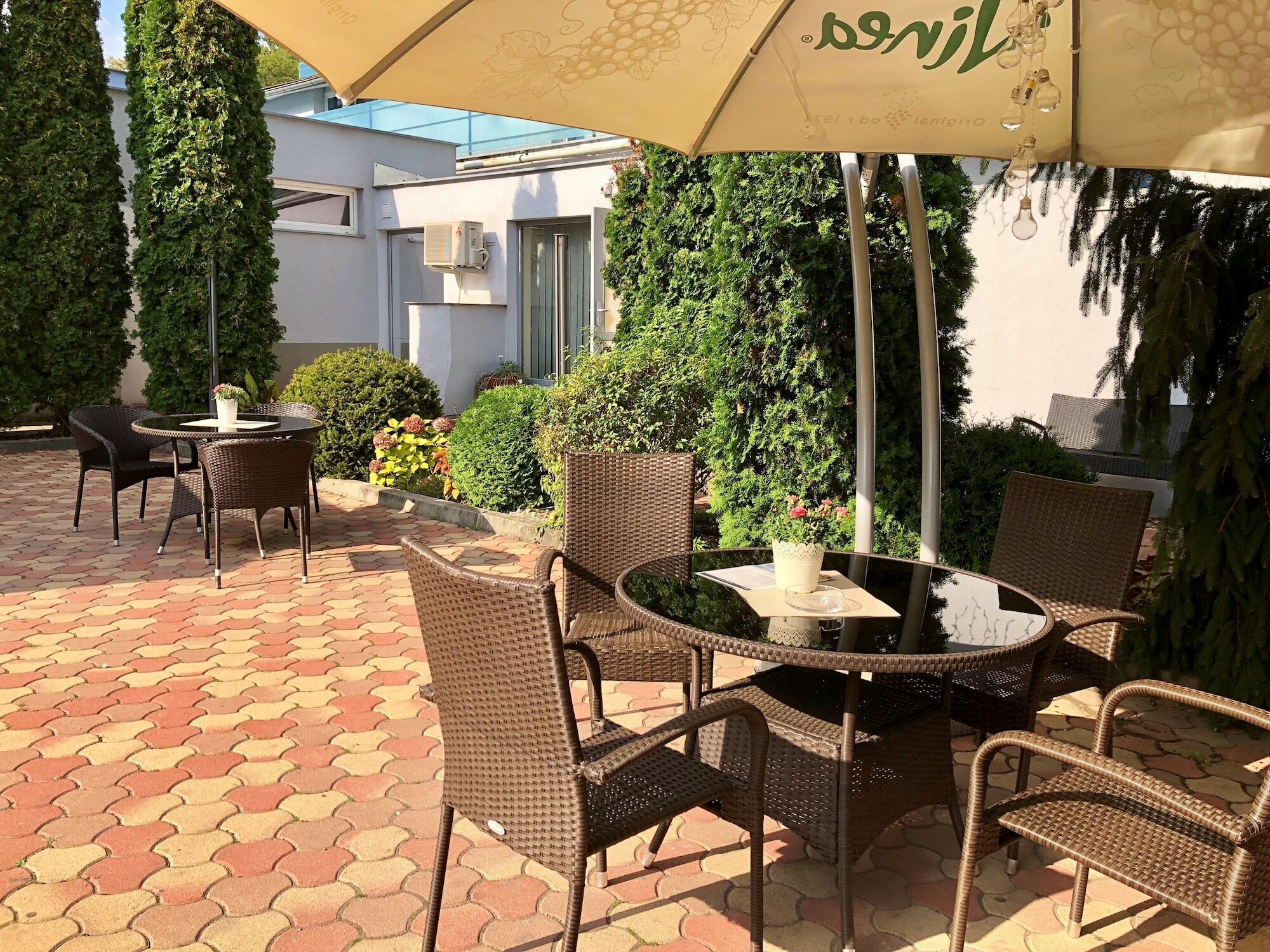 Hotel Dixon So Vstupom Do Bazena A Virivky Zdarma - Free Entrance To Pool And Jacuzzi Included Банська Бистриця Екстер'єр фото